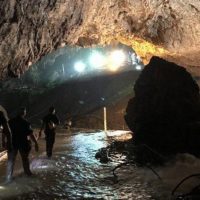 Elon Musk bringt sein Mini U-Boot zur Tham Luang Höhle