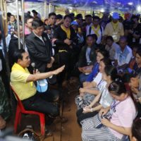 Prayuth streitet ein politisches Motiv bei seinem Besuch in der Tham Luang Höhle in Chiang Rai ab