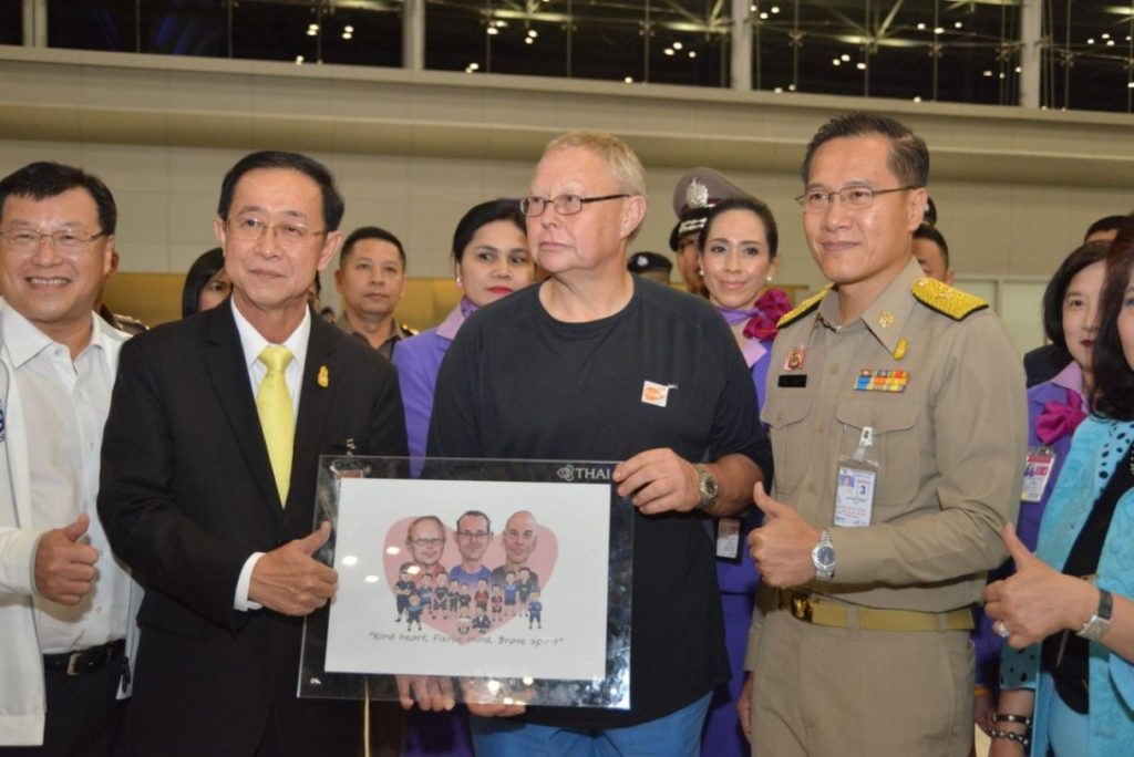 Thailand verabschiedet den britischen Höhlenhelden Harper mit einer Ehrenurkunde