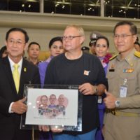 Thailand verabschiedet den britischen Höhlenhelden Harper mit einer Ehrenurkunde