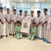Die 13 geretteten Fußballspieler aus der Tham Luang Höhle trauen um den verstorbenen Navy SEAL