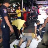 Unbekannter Ausländer liegt zwei Stunden tot vor einer Bar auf der Walking Street