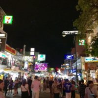 Der Verkauf auf der Khao San Road ist von 16 Uhr bis um Mitternacht erlaubt