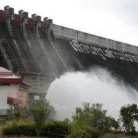 Stürme zwingen die Wasserbehörden zur weiteren Wasserableitung der Staudämme