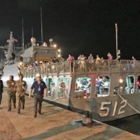 Royal Thai Navy bringt 177 gestrandete Touristen von Ko Racha Yai zurück nach Phuket