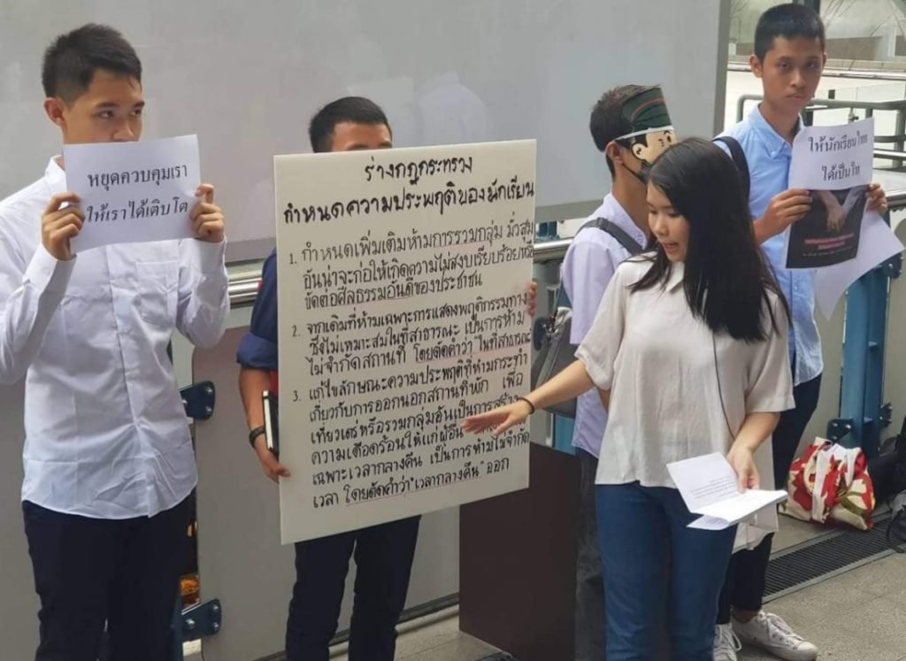 Studenten rufen mit dem Hashtags #studentcantsay zu Online Protesten gegen die neuen Verhaltensvorschriften des Bildungsministeriums auf