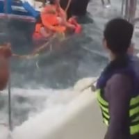 Schon wieder mussten 14 Touristen von einem Tourboot vor Ko Phi Phi gerettet werden