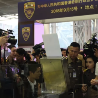 Die ersten Touristen aus Hongkong passieren die 20 Sekunden Einreise am Flughafen Suvarnabhumi