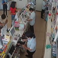 Video zeigt, wie eine 7-Eleven Mitarbeiterin eine ältere Dame betrügt