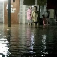 Der Khao Yai Fluss überflutet Dörfer in Prachin Buri