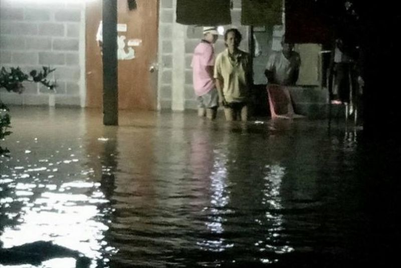 Der Khao Yai Fluss überflutet Dörfer in Prachin Buri