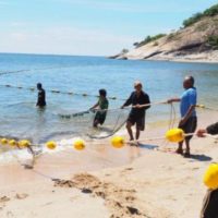 Am Strand von Hua Hin werden Haifischnetze installiert