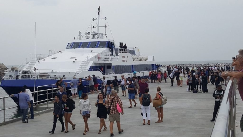 Die Tourismusbehörde kritisiert den Betreiber der Pattaya - Hua Hin Fährverbindung über die Aussetzung der Bootsfahrten