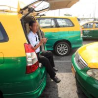 Taxifahrer wollen für eine Fahrpreiserhöhung vor dem Verkehrsministerium Protestieren