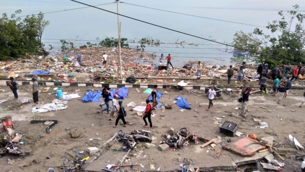 Tsunami Welle auf der indonesischen Insel Sulawesi fordert fast 400 Tote