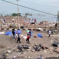 Tsunami Welle auf der indonesischen Insel Sulawesi fordert fast 400 Tote