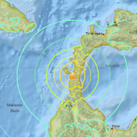 Verzweifelte Indonesier fliehen nach dem Tsunami aus der Erdbebenzone da das Ausmaß der Katastrophe unklar ist