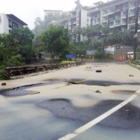 Sintflutartiger Regen trifft auf die Westküste von Phuket
