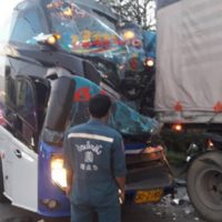 Schlafender Tourbus Fahrer rast in einen geparkten LKW