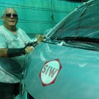 Ein Australier wäscht Autos, um seinen Lebensunterhalt zu verdienen und macht 6.000 Baht pro Tag