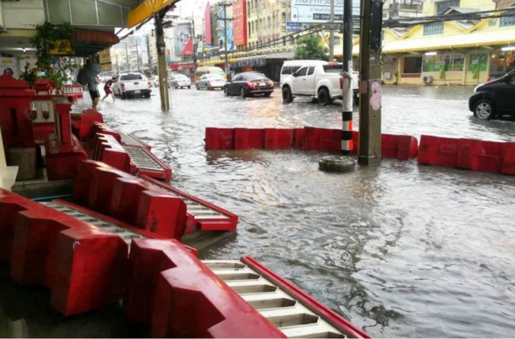 Prayuth ist besorgt über die Wetterlage und die Überschwemmungen im Süden und hat jede Behörde angewiesen den Opfern zu helfen