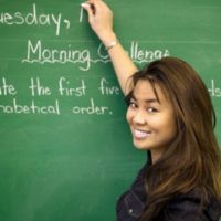Thailändische Studenten beschweren sich darüber dass sie Englisch lernen müssen