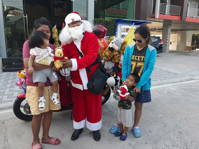 Thailändischer Weihnachtsmann überrascht die Kinder in den nördlichen Provinzen
