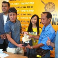 Schon wieder bringt ein Taxifahrer vergessene 153.000 Baht zurück