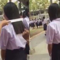 Lehrer schneiden einer Schülerin die Haare und kürzen die Noten der Schülerin, die den Vorfall gefilmt hat
