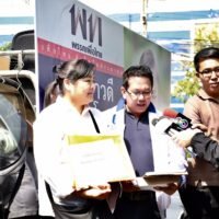 Polizei stoppt einen Wahlkampfwagen der Pheu Thai Partei