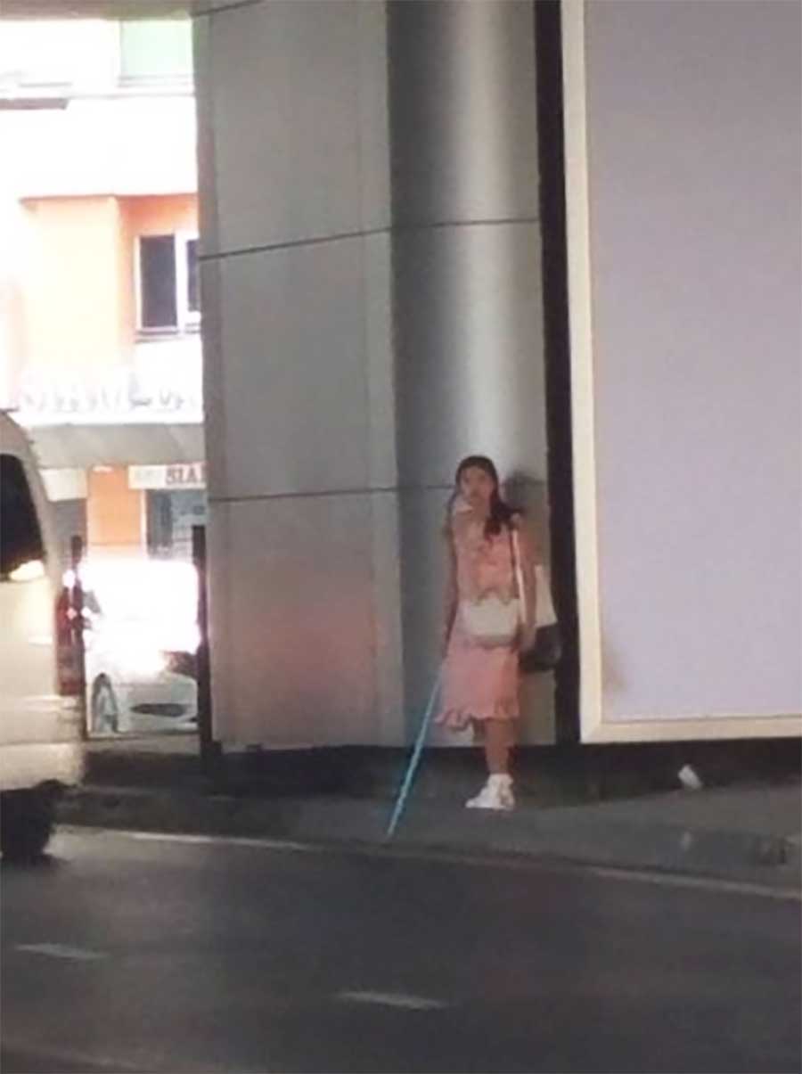 Verrückte Touristin greift Bürger in Bangkok mit einem PVC Rohr an