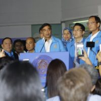 Abhisit tritt nach dem Wahlverlust als Vorsitzender der Demokraten zurück