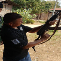 32-jähriger Onkel nimmt seine AK 47 mit zu einem Tempelbesuch