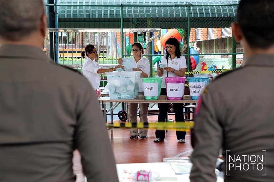 Unstimmigkeiten in Wahllokalen in Khon Kaen durch eine Nachzählung gelöst
