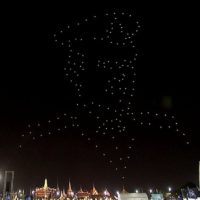 Mehr als 300 Drohnen präsentieren zu Ehren der Königskrönung eine Lichter Show