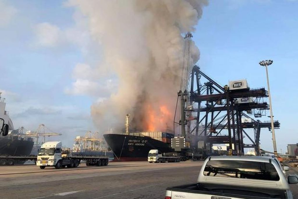 Sri Racha wurde zur Gefahrenzone erklärt, nachdem ein Frachtschiff in Flammen aufging