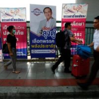 Die Pheu Thai hat eine Klage gegen Prayuth wegen der Verteilung von Bargeld vor den Wahlen eingereicht