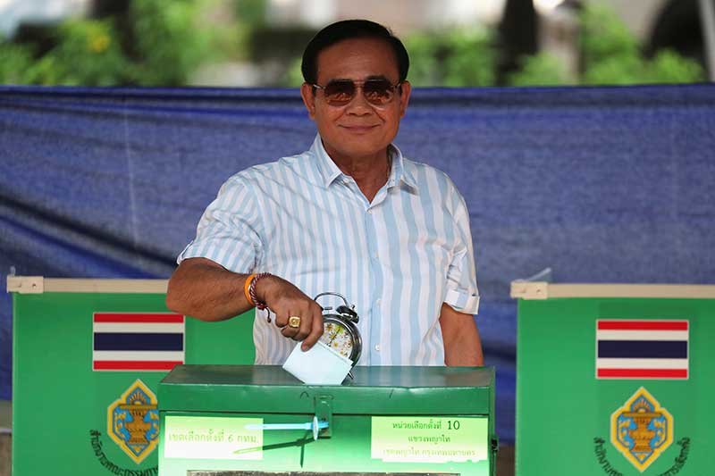 Nach den umstrittenen Wahlen wird Thailand vermutlich den Junta Führer Prayuth als Premierminister behalten