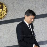 Abhisit tritt als Abgeordneter zurück, nachdem die Demokraten Prayuth als Premierminister unterstützt haben