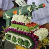 Abiturienten beleidigen mit ihren Blumenarrangements angeblich die Militärjunta