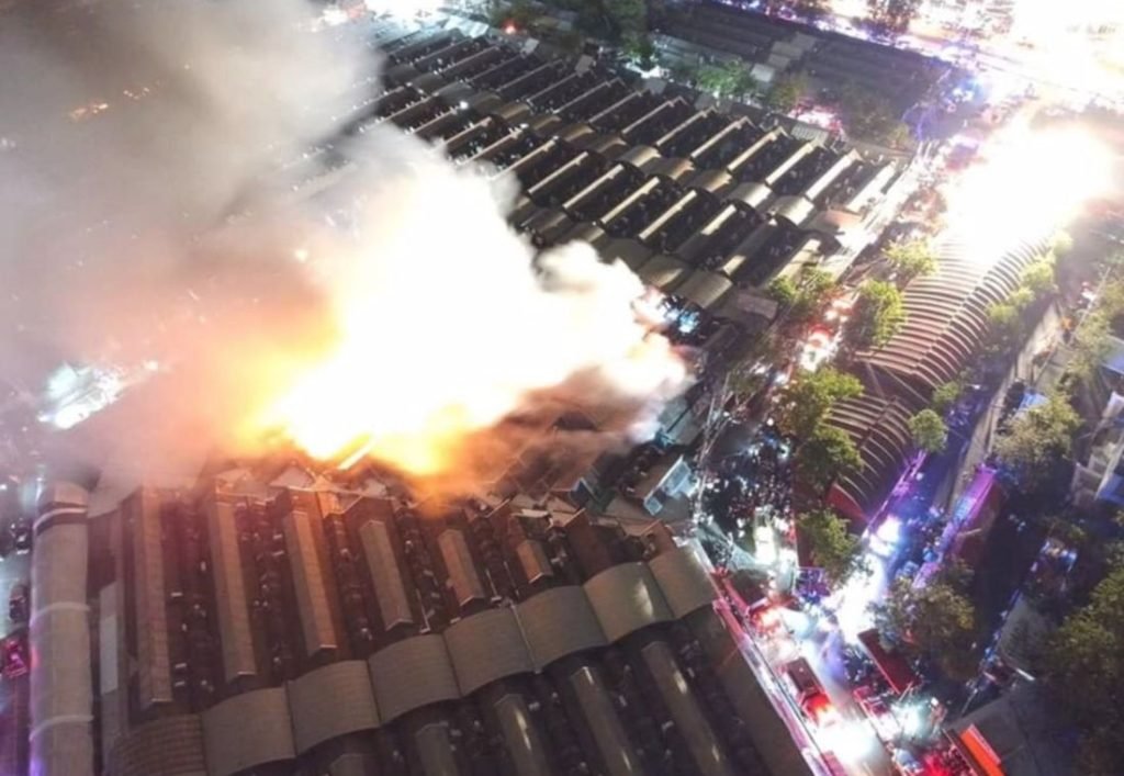 Ein Feuer auf dem berühmten Chatuchak Wochenendmarkt in Bangkok zerstört 110 Geschäfte