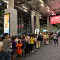 Willkommen in Thailand und in den Warteschlangen der Einwanderungsbehörde