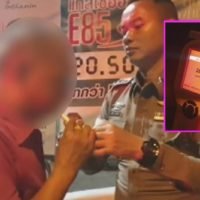 Die thailändische Polizei zeigt ihre Geduld mit betrunkenen Männern, die eine Alkoholkontrolle umgehen wollen