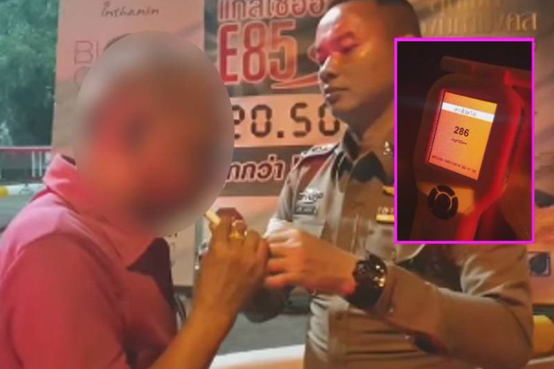 Die thailändische Polizei zeigt ihre Geduld mit betrunkenen Männern, die eine Alkoholkontrolle umgehen wollen