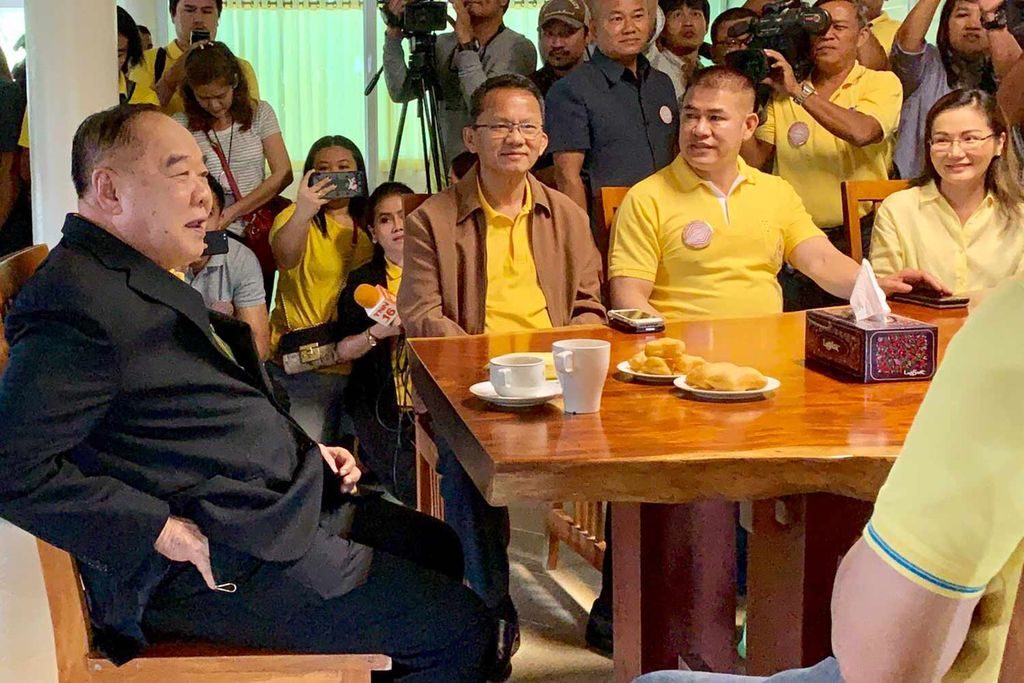 Prawit nimmt an einem Seminar der Palang Pracharath Partei teil