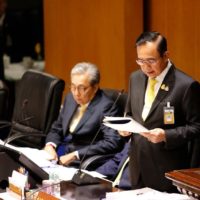 Prayuths erster Auftritt im Parlament führt bereits zu Auseinandersetzungen