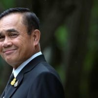Prayuth ordnet zwar das Ende der Militärherrschaft an, behält aber trotzdem wichtige Befugnisse bei