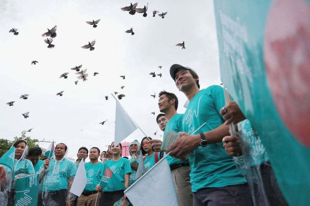 Umfrage – Die meisten der jungen Thais ziehen die Future Forward Partei der Palang Pracharath Partei vor