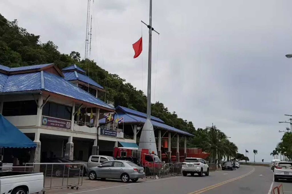 Kleine Boote, Jet-Skis und Schnellboote werden davor gewarnt, die Küste von Pattaya zu verlassen