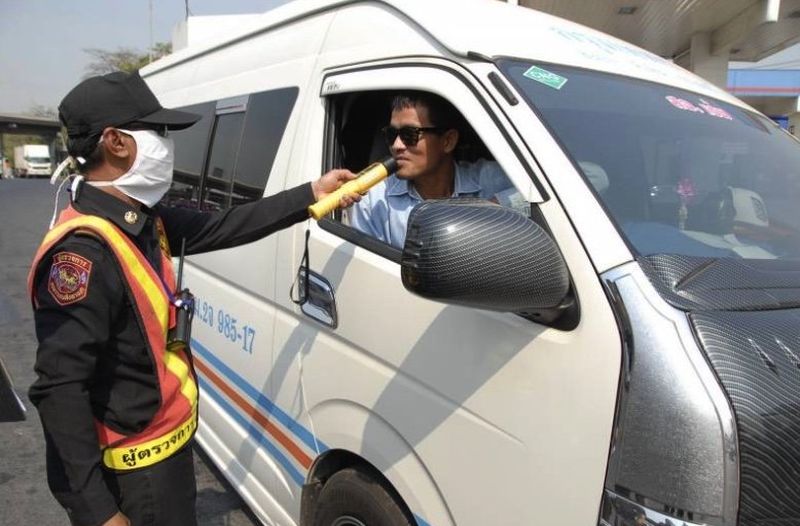 Polizei befragt die Mini Van Passagiere: „Benimmt sich ihr Fahrer“?